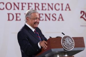 Retirar la Estatua de la Libertad, en caso de condena contra Julian Assange, propone AMLO