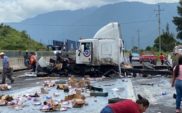 Dos trailers chocan en autopista Puebla Orizaba, transportistas lamentan la inseguridad de las autopistas