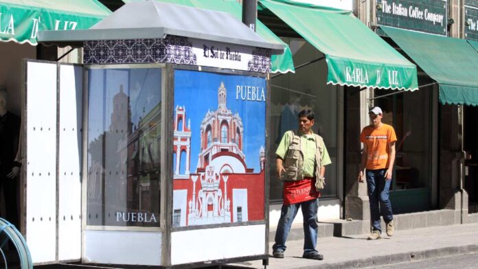 Tras anuncio de retirar casetas de periódicos, voceadores piden a Eduardo Rivera no hacerlo