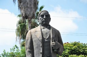 Estatua de Benito Juárez es vandalizada con pintura verde en Cuernavaca, Morelos.