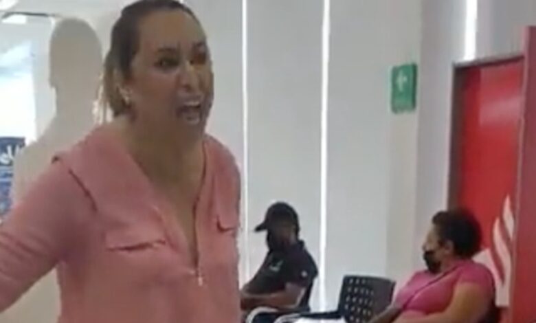 Insulta repetidas ocasiones “LadyDEA” a personal de Santander. (VIDEO)