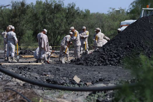 AMLO presentara plan de rescate a los familiares de los mineros en Coahuila