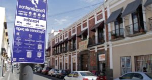 Existe robo y vandalización de placas informativas de parquímetros en Puebla