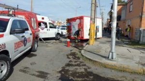 Un camión de Coca-Cola vuelca cerca de Infonavit La Victoria