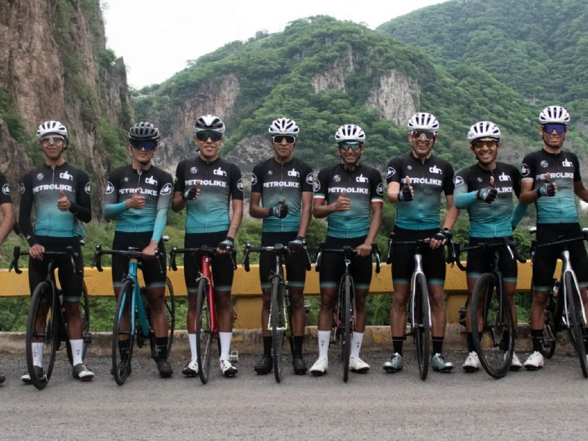 Equipo de ciclistas PetroLike fuese asaltado y secuestrado en carretera de Puebla.