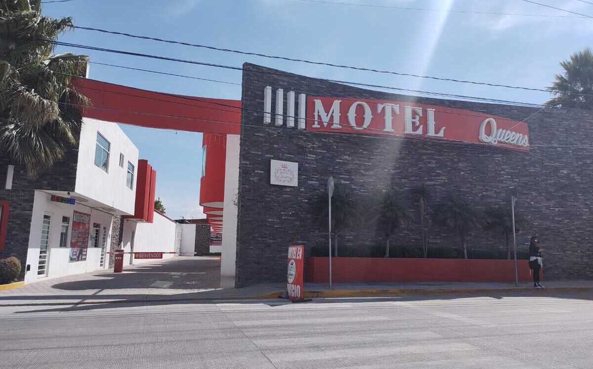 Hayan a una pareja muerta dentro de un motel en Puebla