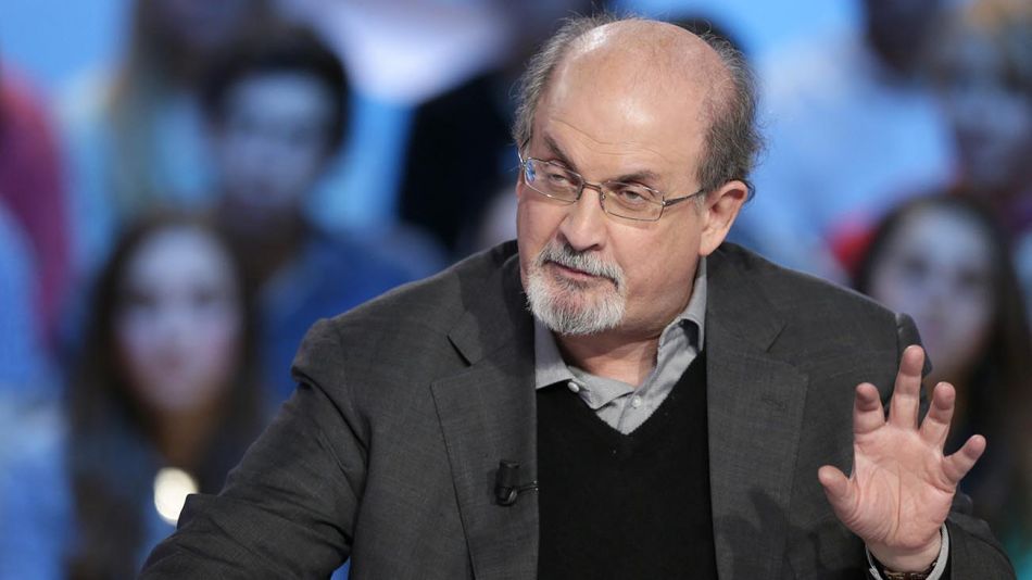 El escritor Salman Rushdie recibió dos puñaladas durante una conferencia.