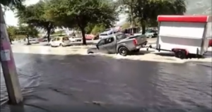 Camioneta cae en socavón producto de una fuga de agua que dañó el pavimento.