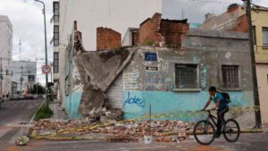 Colapsa barda y parte del techo de una construcción abandonada en Puebla