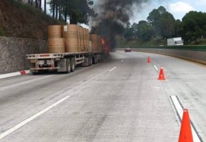 Tráiler se incendia en la autopista México-Puebla, el segundo esta semana.