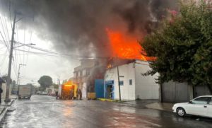 Bodega con contendores de aceite se prende en fuego en Iztapalapa