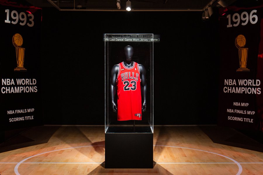 Jersey de Michael Jordan del primer partido de las finales de la NBA de 1998 se vende por un récord de 10.1 mdd