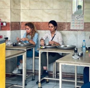 De nueva cuenta detienen a mujer en Irán por comer en restaurante sin velo