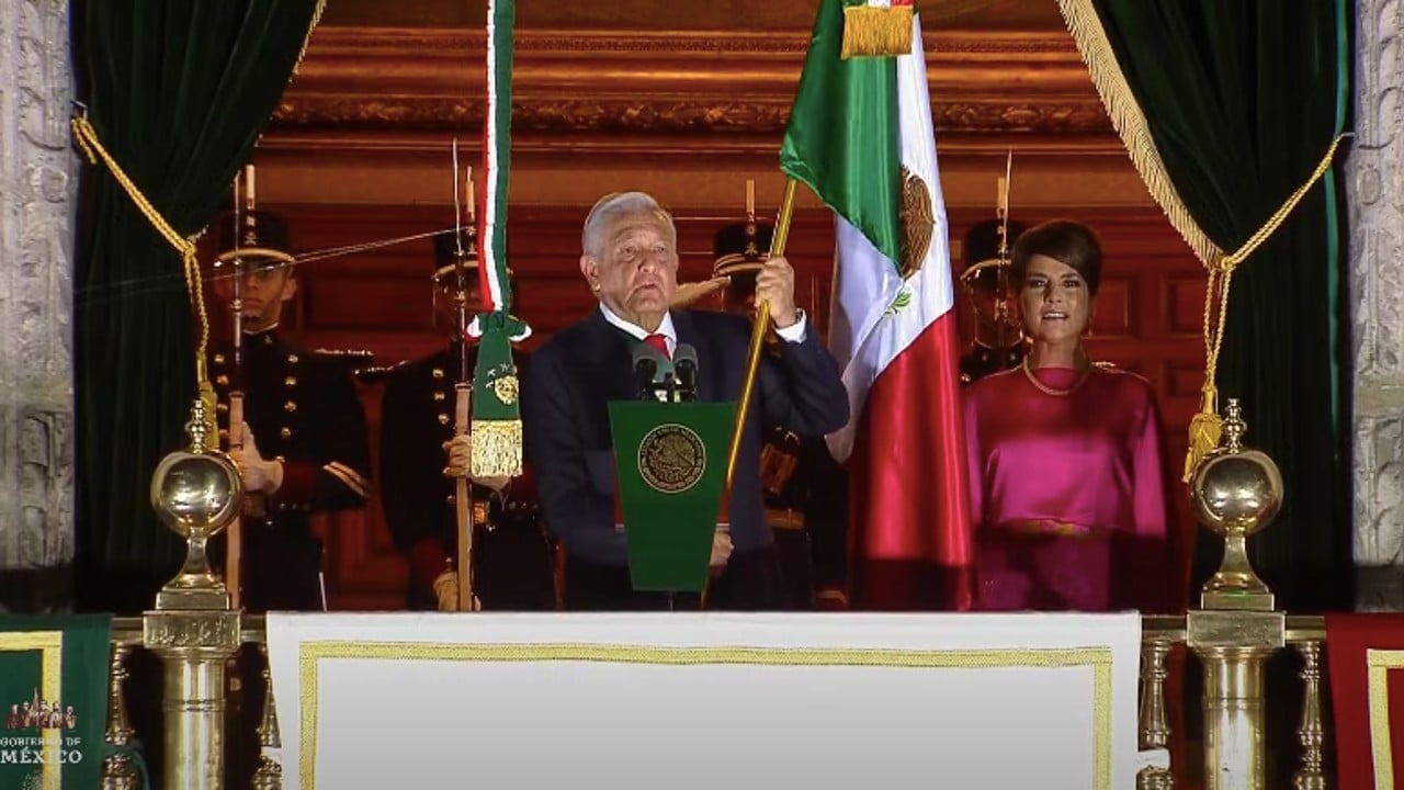 Al grito de “Muera la corrupción, el clasismo y el racismo” AMLO celebro la ceremonia del grito de independencia