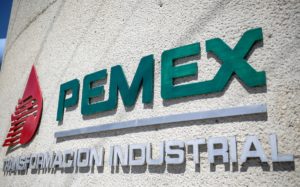 Es hallada en Puebla maleta con 2.5 mdp por trabajadores de Pemex.