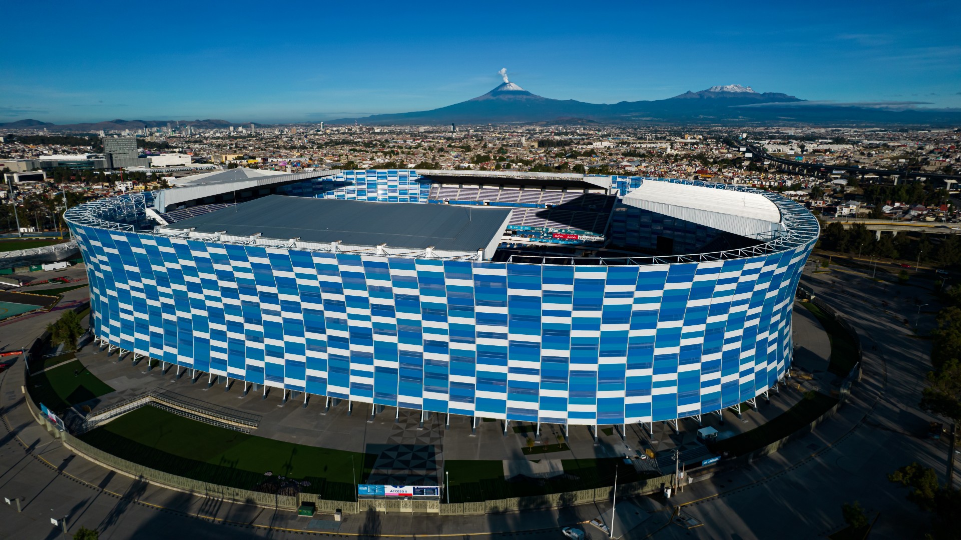 Aficionados se involucran en riña previo al partido Puebla vs Chivas