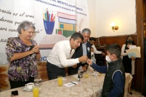 Eduardo Rivera entrega reconocimientos a hijos de trabajadores del servicio de limpia