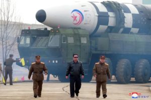 Japón alerta a la población debido a un misil norcoreano que sobrevoló el país