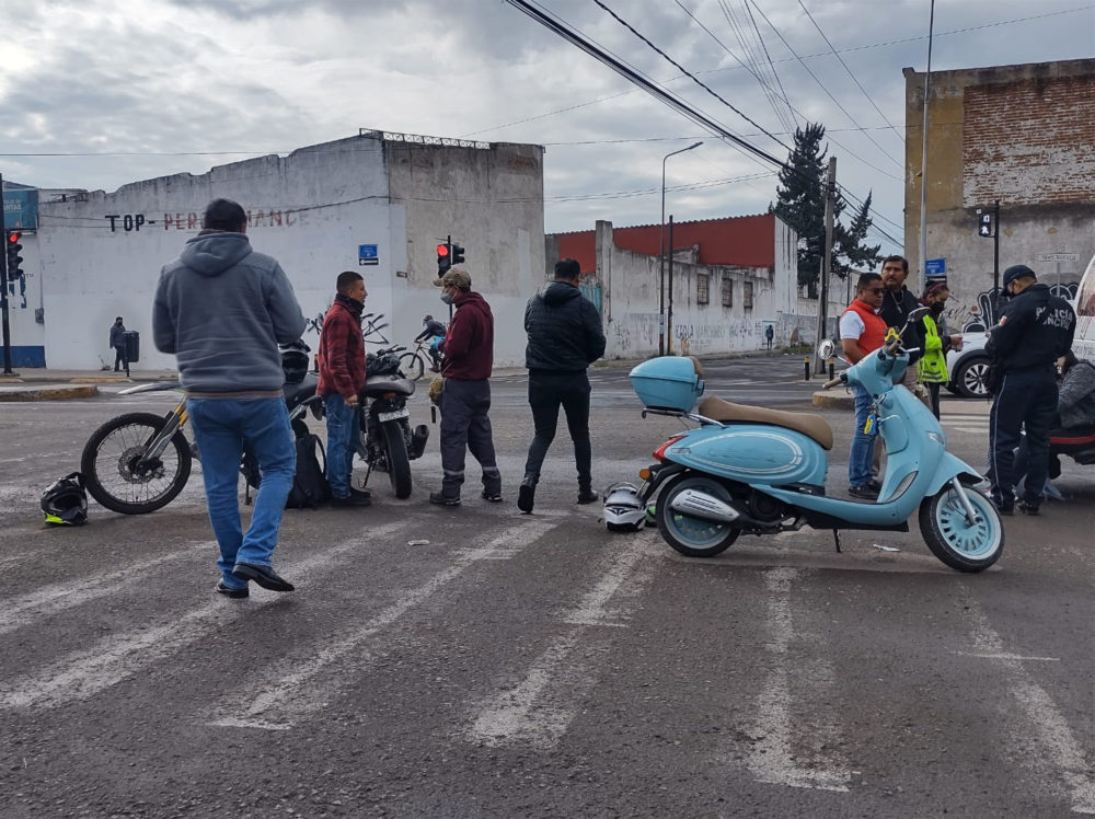 Chocan tres motos en la colonia Cristóbal Colón