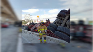 Autopista México-Puebla registra la volcadura de un tráiler en dirección a CDMX