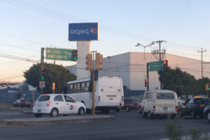 Auto de empresa de paquetería choca en entronque de la PEPSI