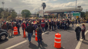 Manifestantes cierran autopista Tehuacán-Oaxaca en Puebla
