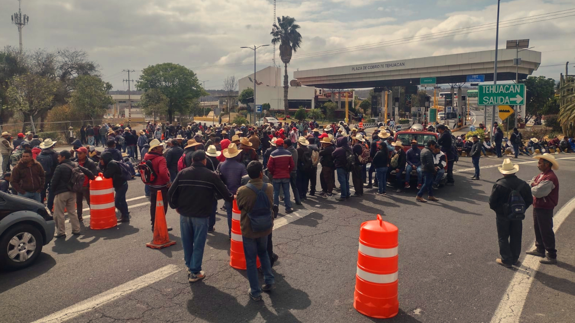 Manifestantes cierran autopista Tehuacán-Oaxaca en Puebla