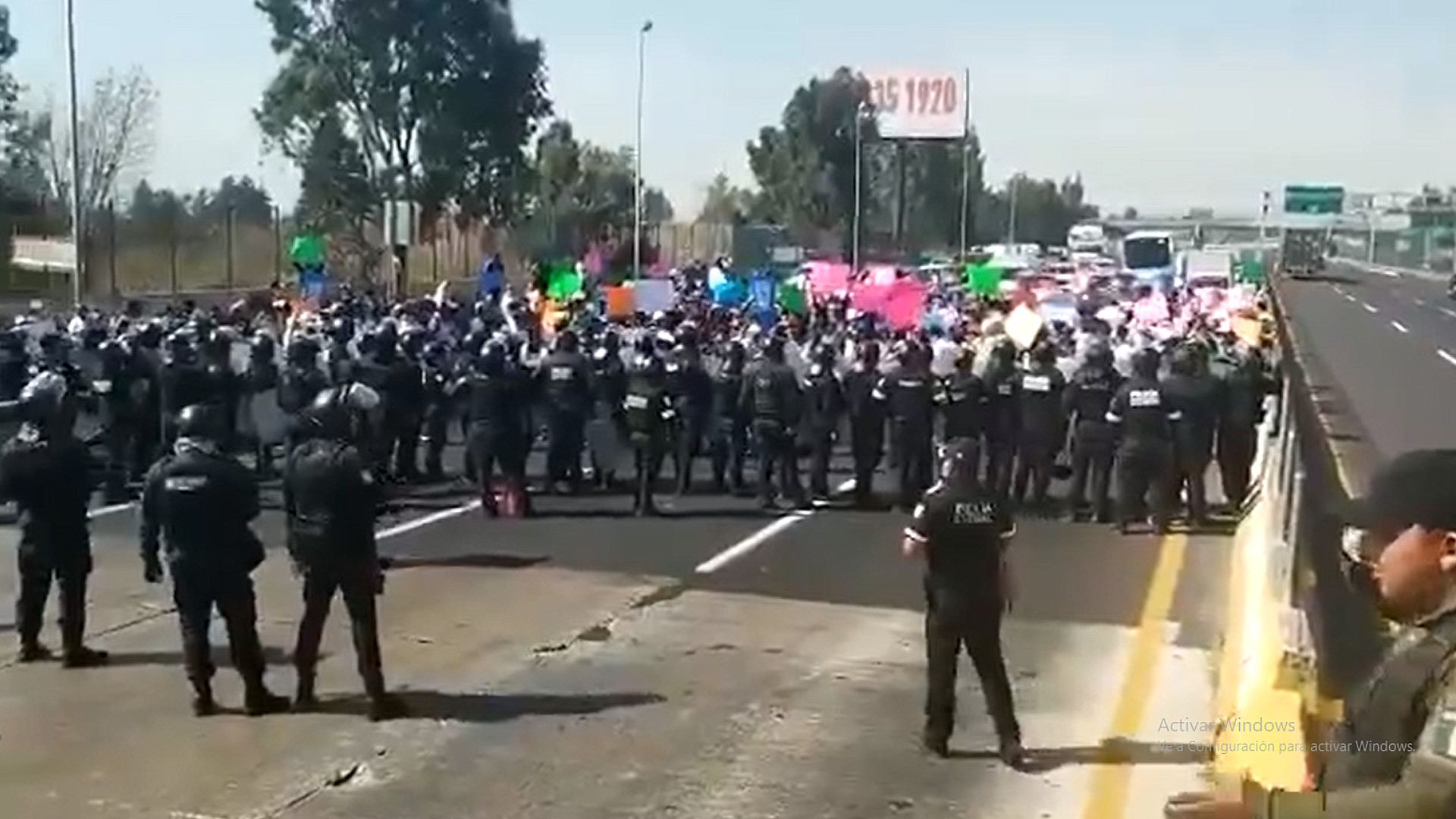 Bloqueo de profesores afecta el tráfico en autopista México-Puebla