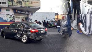 Patrulla municipal pasa semáforo en rojo y atropella a joven en su camino a la escuela.