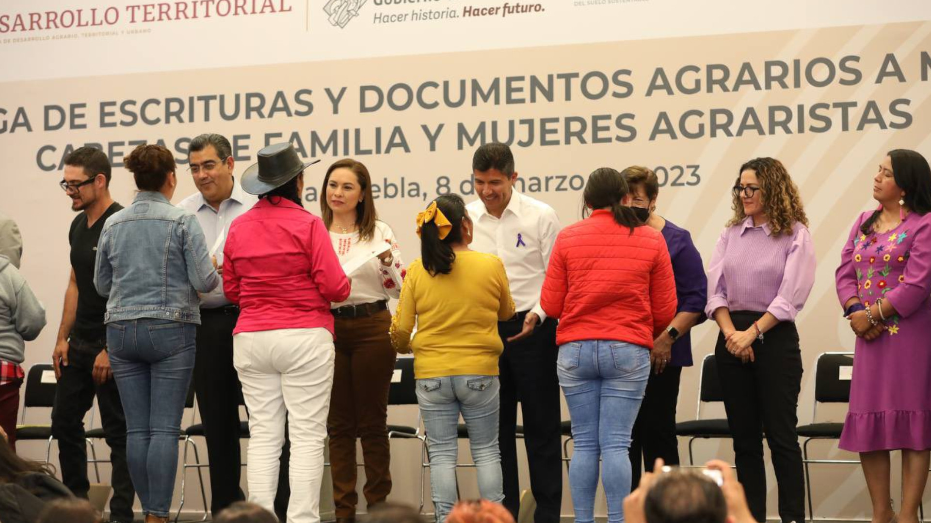 Gobierno municipal y estatal entregan escrituras a 610 mujeres poblanas en el Día Internacional de la Mujer