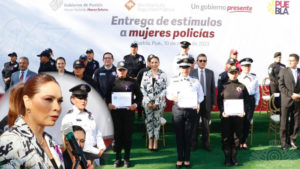 Mujeres policías reciben estímulos y apoyos alimentarios por su compromiso