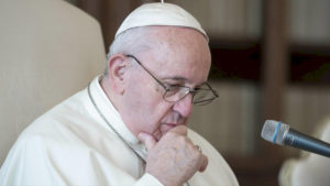 El papa Francisco ingresa en el hospital Gemelli por problemas cardíacos y respiratorios