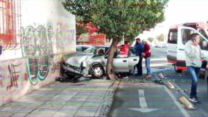 Accidente de transporte público y auto particular en Puebla deja tres heridos