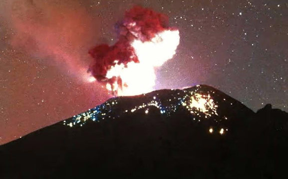 Popocatépetl registra fuerte explosión la madrugada de este jueves