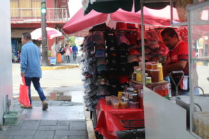Retiran a comerciantes informales de la 16 Oriente como parte de la intervención en el Centro Histórico