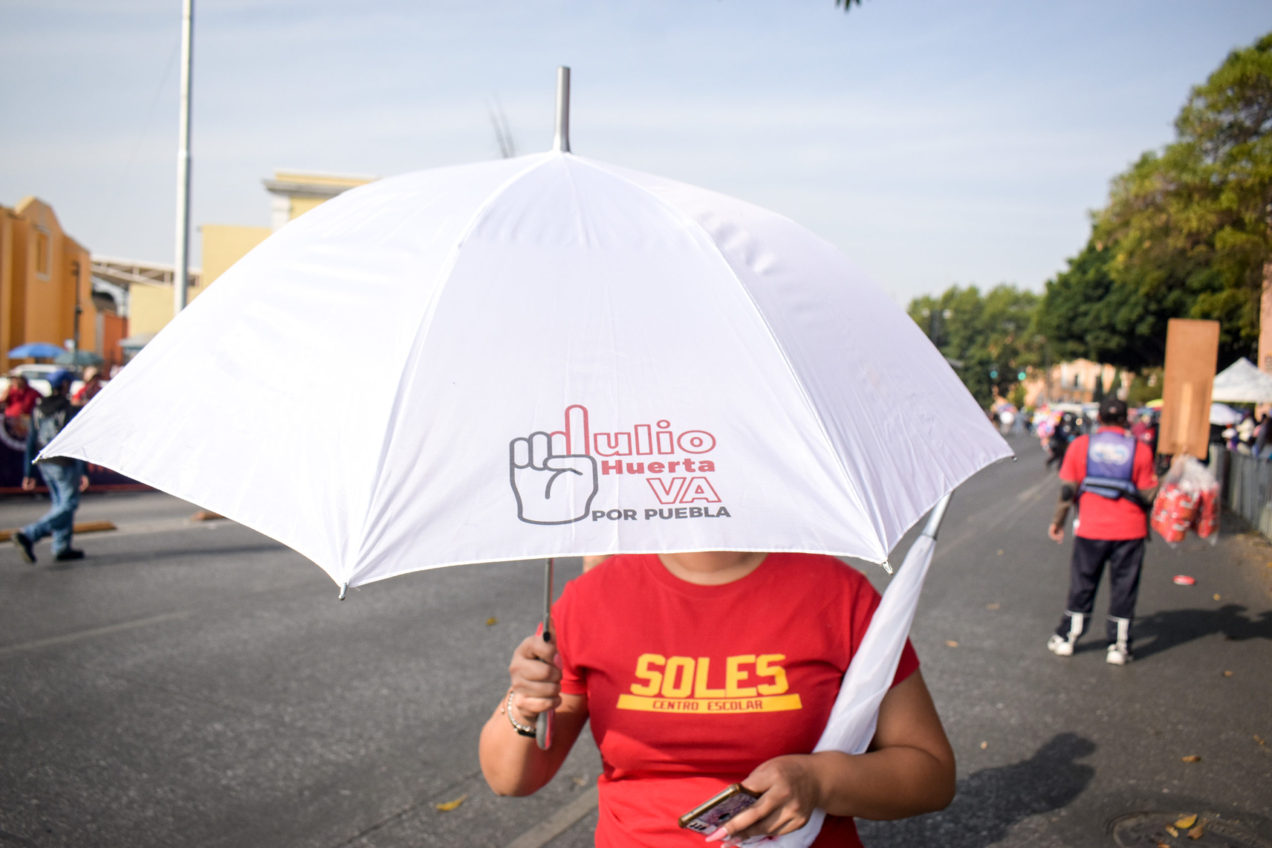 Adán Augusto y Julio Huerta aprovechan desfile para promocionar su imagen en sombrillas o gorras