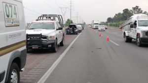 Hallan cadáver al interior de un vehículo en la autopista Puebla-México, a la altura de Xoxtla