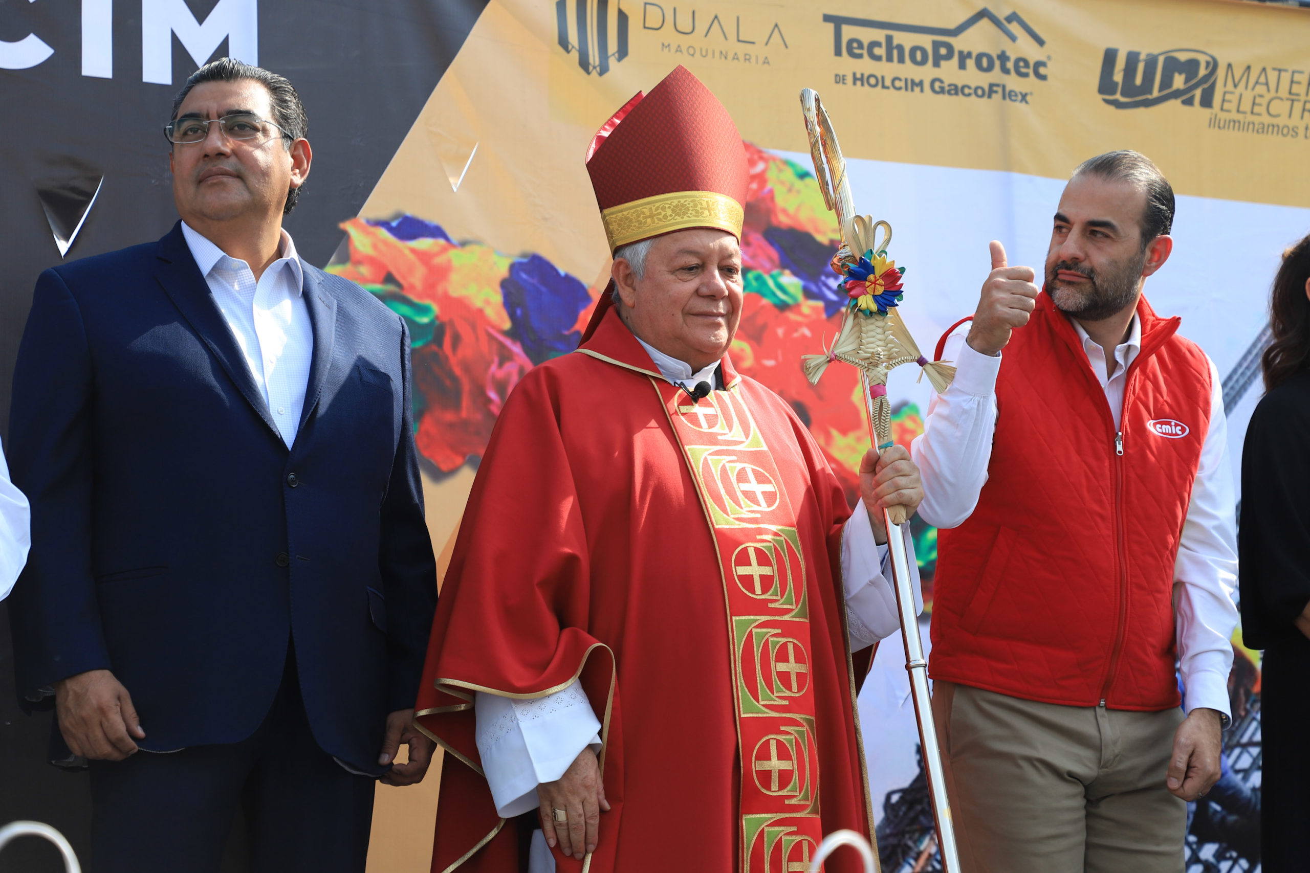 Asiste Sergio Salomón a la celebración de la Santa Cruz en el Seminario Palafoxiano