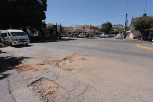 Escasez de recursos impide abordar todos los reportes de baches, aclaro Vélez Tirado