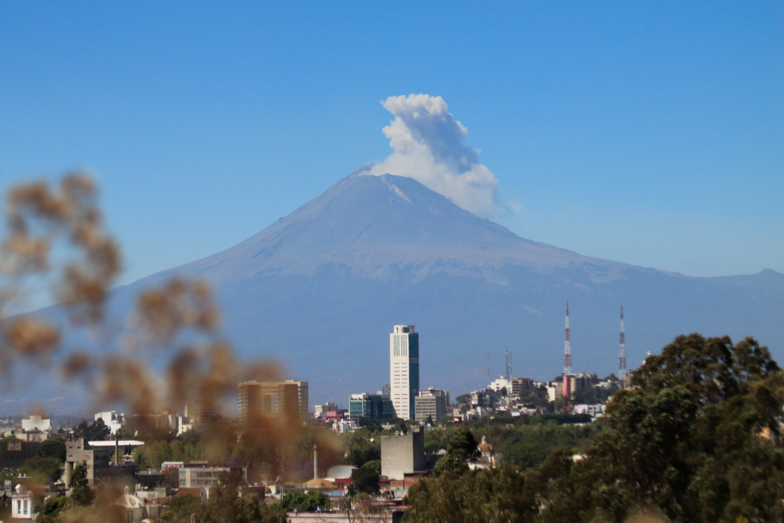 Ante la caída de ceniza volcánica protección civil emite recomendaciones