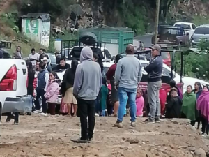 Habitantes de Ajalpan retienen al secretario general durante más de 4 horas en protesta