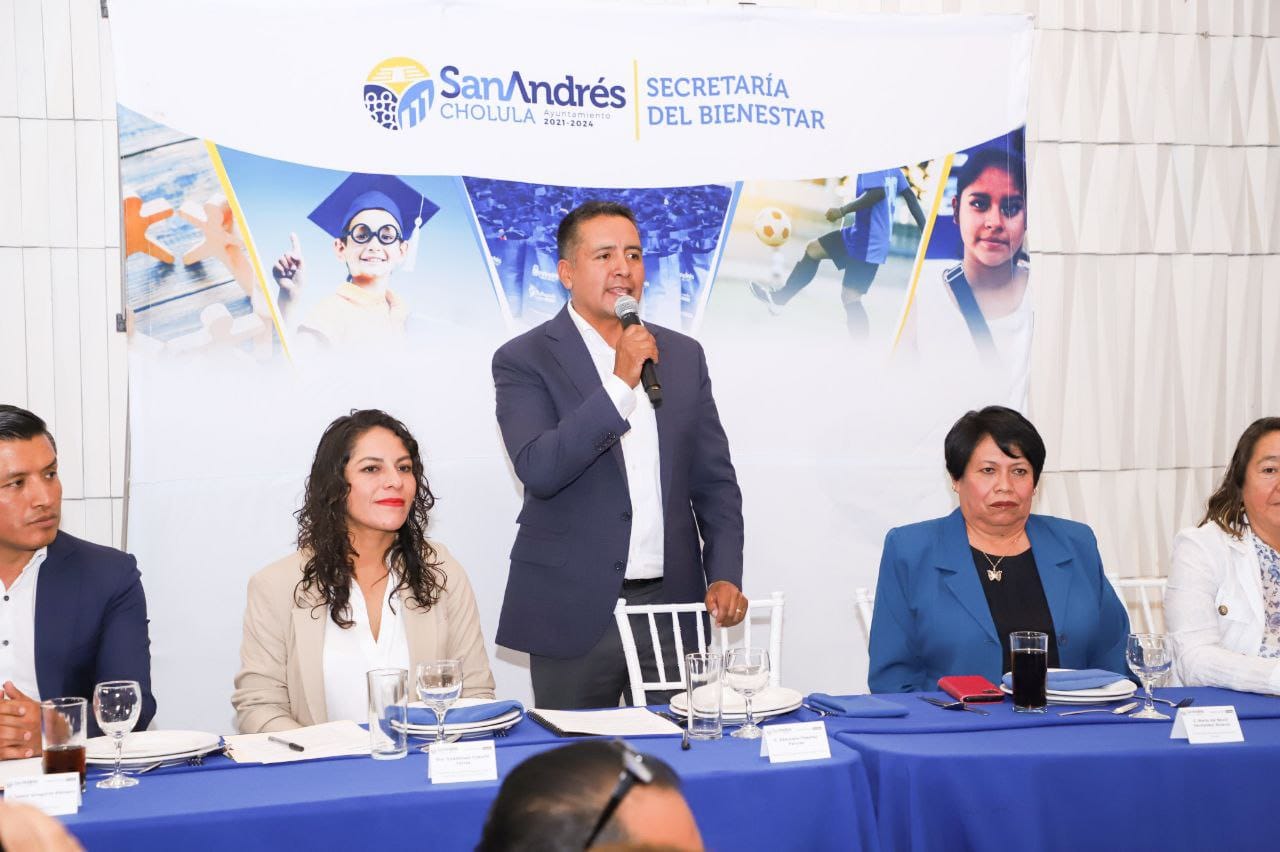 Festeja Edmundo Tlatehui a mil 200 maestras y maestros de San Andrés Cholula