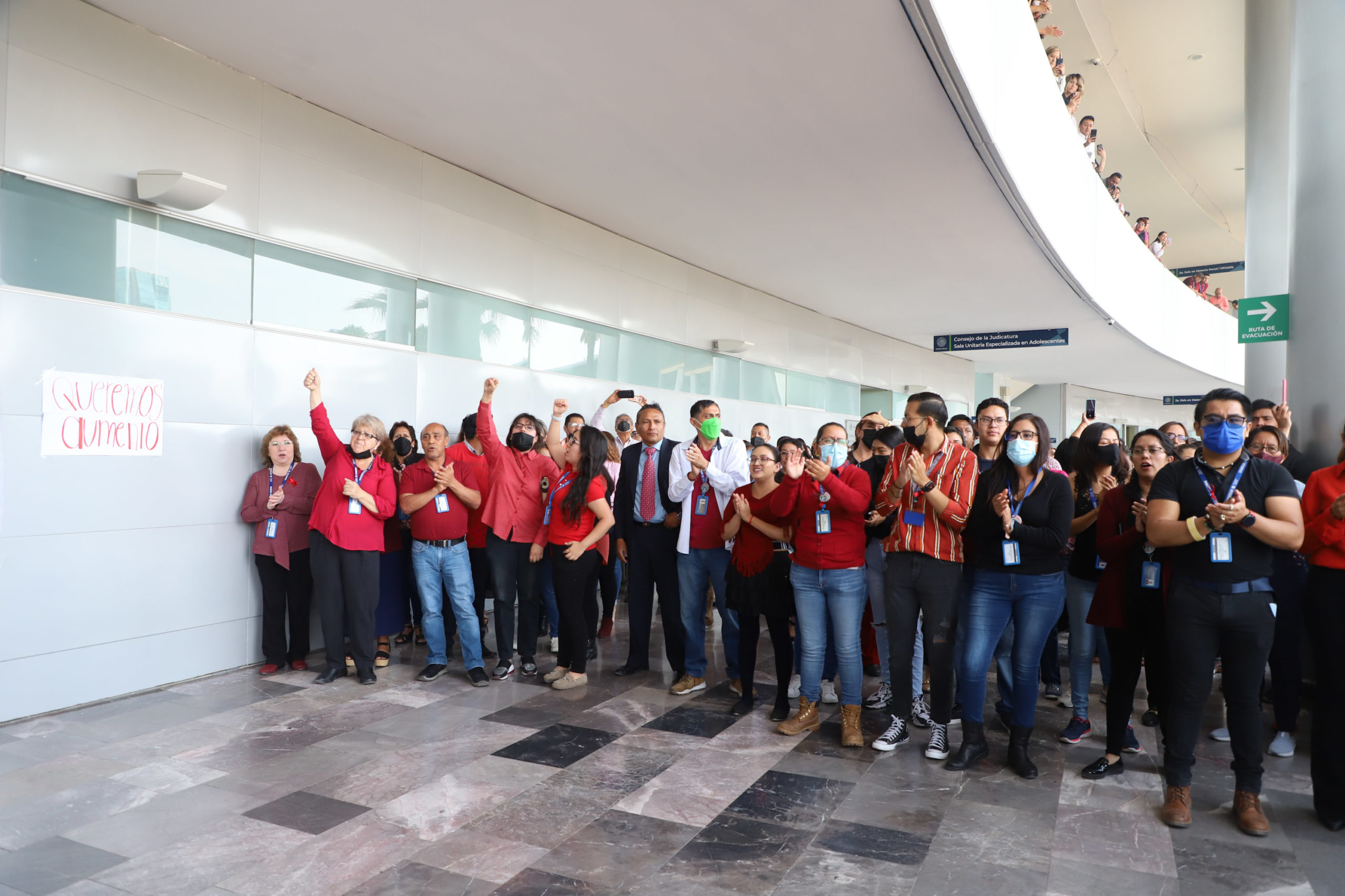 Vestidos de rojo y negro, trabajadores del Poder Judicial protestan en Ciudad Judicial, se van a paro de labores