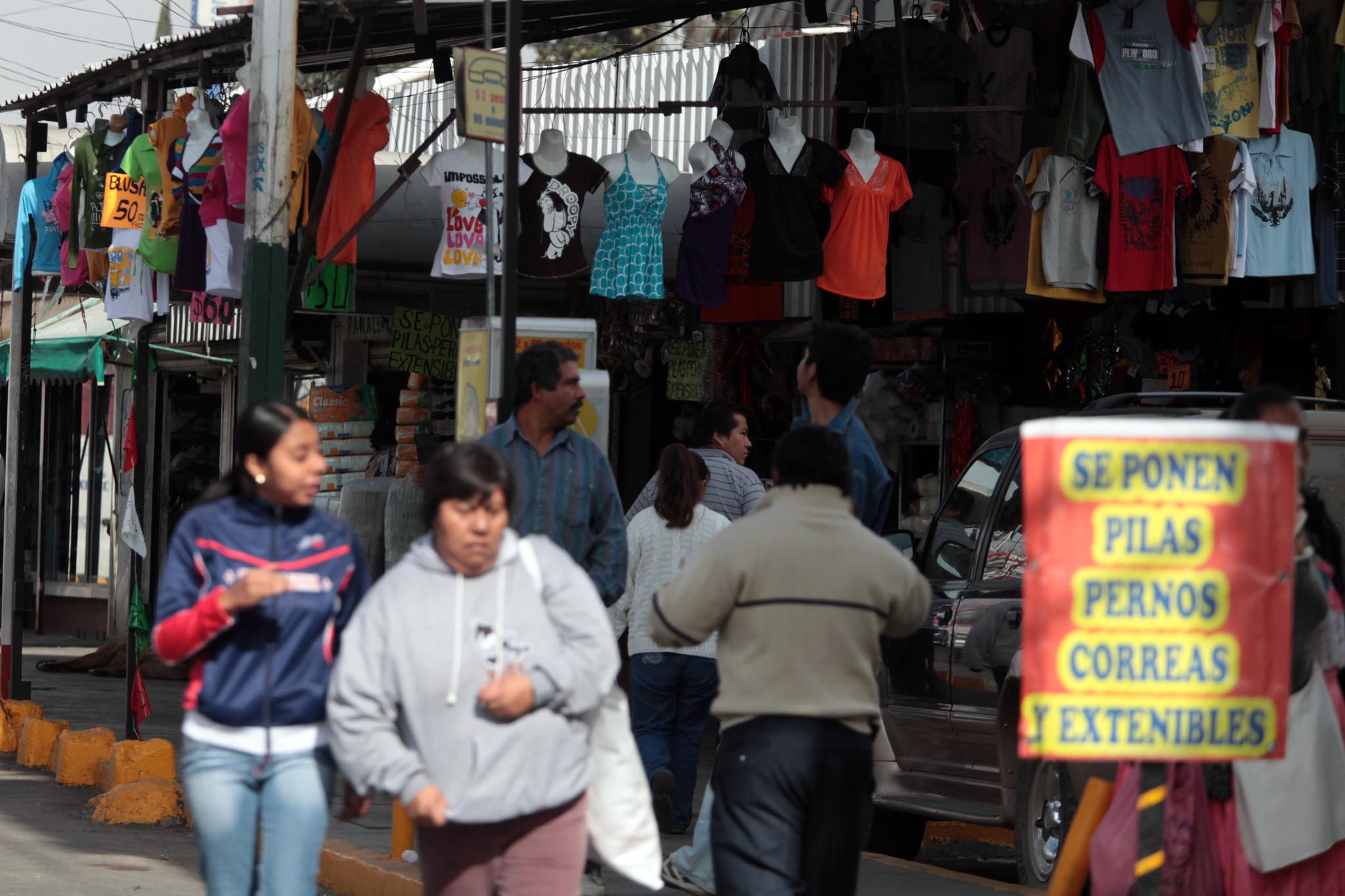 Eduardo Rivera promueve diálogo entre comerciantes del mercado de Amalucan tras altercado