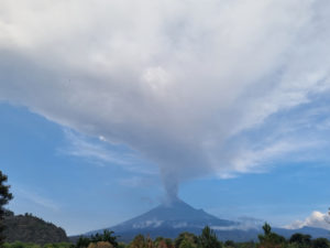 Preparativos para sobrevolar el cráter del volcán Popocatépetl por personal de la Marina