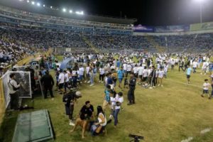 Noche trágica en El Salvador, 12 muertos y 100 heridos deja estampida en Estadio Cuscatlán