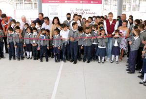 Ariadna Ayala inaugura la rehabilitación de la plaza cívica de la Primaria Felipe Carrillo Puerto