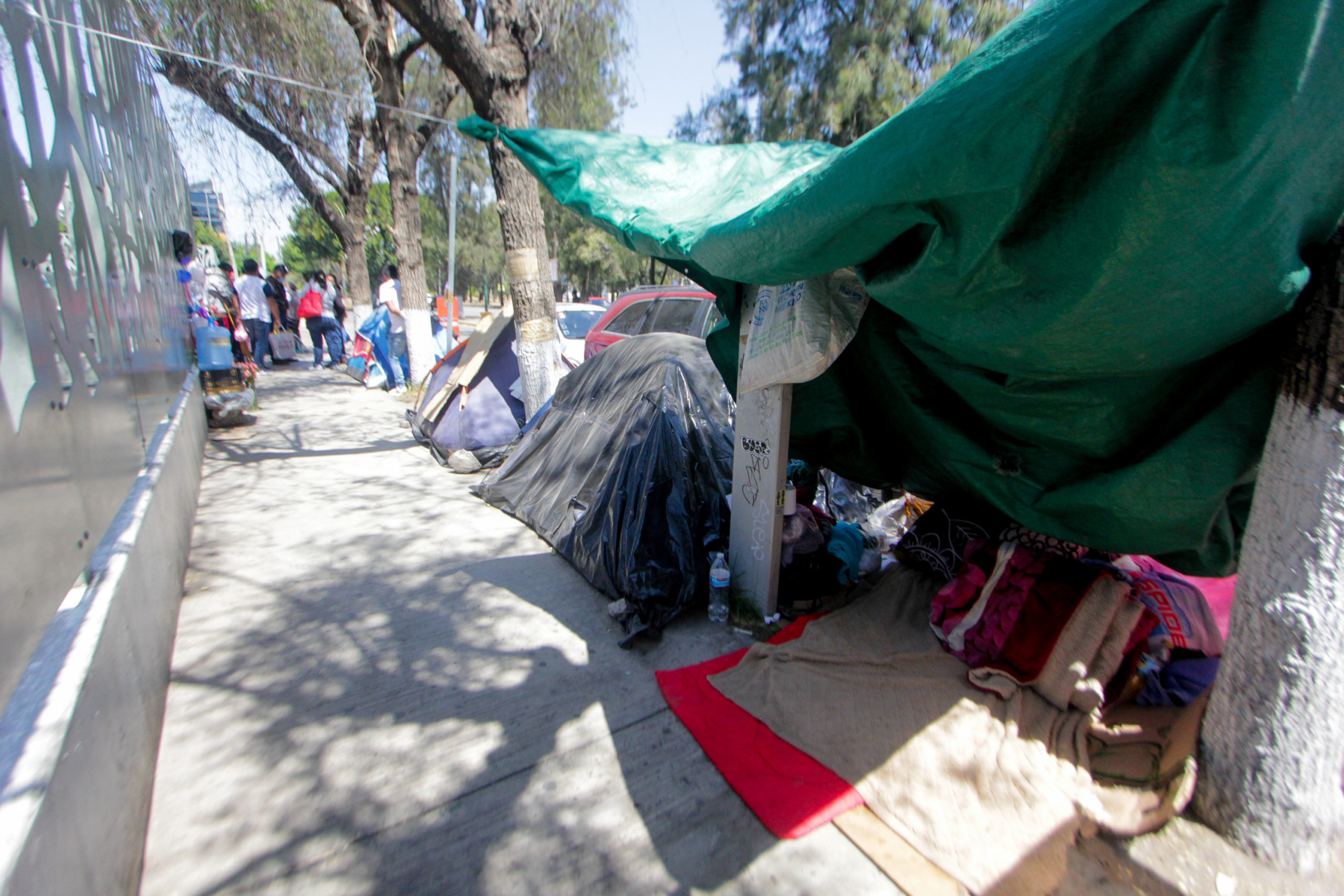 Padres de familia afuera del Niño Poblano niegan la existencia de una red de alquiler de casas de campaña