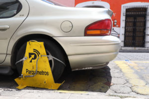 Fortalecen el control del estacionamiento en el Centro Histórico con la instalación de 24 inmovilizadores en los parquímetros