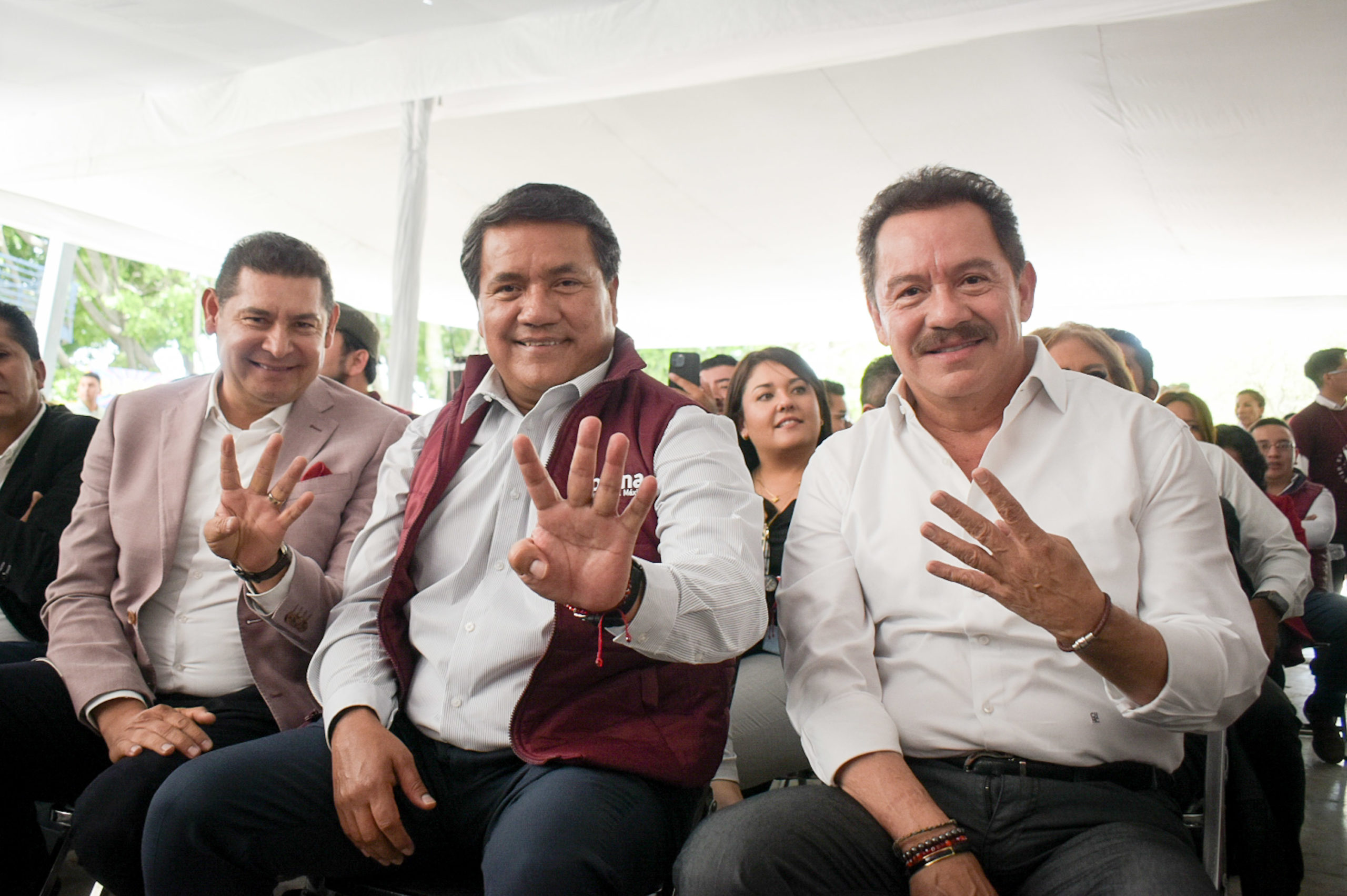 Alejandro Armenta, Ignacio Mier y Julio Huerta coinciden en un evento de Morena, mostrando unidad y compromiso con la juventud